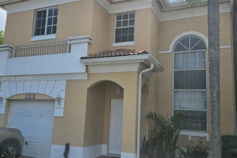 Casa en alquiler en Miami, Florida, 3 dormitorios, 181.81 m2 № 2043777 - foto 2