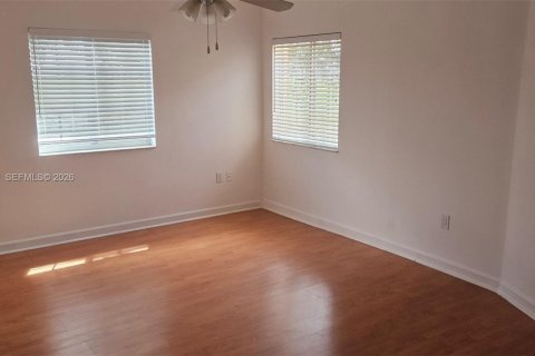 Casa en alquiler en Miami, Florida, 3 dormitorios, 181.81 m2 № 2043777 - foto 13