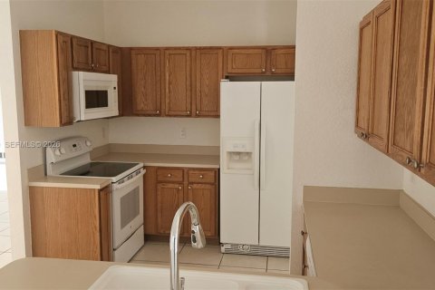 Casa en alquiler en Miami, Florida, 3 dormitorios, 181.81 m2 № 2043777 - foto 6