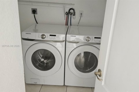 Casa en alquiler en Miami, Florida, 3 dormitorios, 181.81 m2 № 2043777 - foto 10