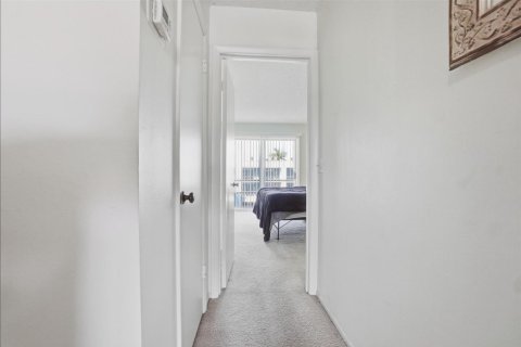 Condo in St. Lucie, Florida, 2 bedrooms  № 2190559 - photo 18
