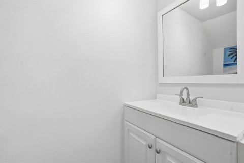 Condo in St. Lucie, Florida, 2 bedrooms  № 2190559 - photo 15