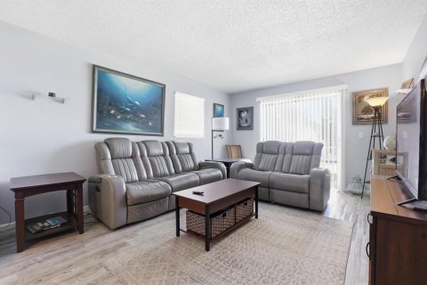 Condo in St. Lucie, Florida, 2 bedrooms  № 2190559 - photo 11