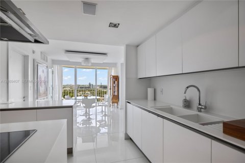 Copropriété à vendre à Bal Harbour, Floride: 5 chambres, 306.58 m2 № 2145695 - photo 12
