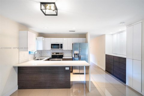 Villa ou maison à louer à Miami, Floride: 3 chambres, 161.37 m2 № 1990718 - photo 16