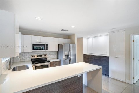 Villa ou maison à louer à Miami, Floride: 3 chambres, 161.37 m2 № 1990718 - photo 13