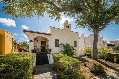 Commercial property in Sarasota, Florida 124.95 sq.m. № 2259431