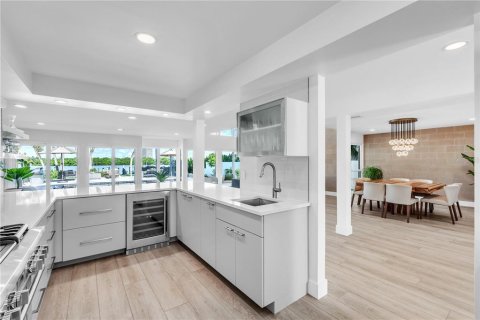 House in Sarasota, Florida 4 bedrooms, 356 sq.m. № 2151682 - photo 8