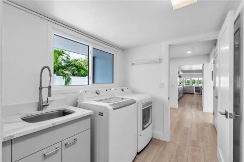 House in Sarasota, Florida 4 bedrooms, 356 sq.m. № 2151682 - photo 19