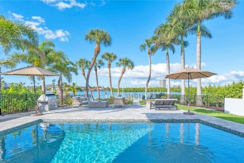 House in Sarasota, Florida 4 bedrooms, 356 sq.m. № 2151682