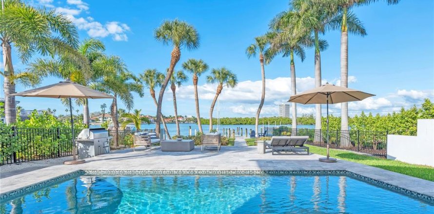 House in Sarasota, Florida 4 bedrooms, 356 sq.m. № 2151682