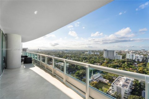 Condo in Miami, Florida, 2 bedrooms № 2153034 - photo 2