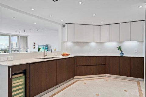 Condo in Miami, Florida, 2 bedrooms № 2153034 - photo 9