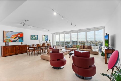 Condo in Miami, Florida, 2 bedrooms № 2153034 - photo 3