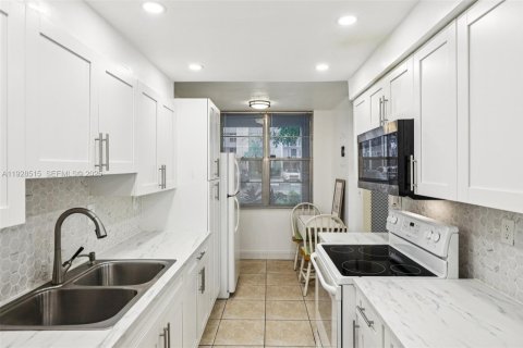 Condominio en venta en Lauderdale Lakes, Florida, 2 dormitorios, 89.19 m2 № 1987665 - foto 13