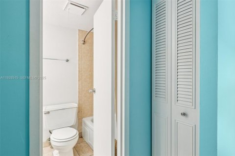 Condominio en venta en Lauderdale Lakes, Florida, 2 dormitorios, 89.19 m2 № 1987665 - foto 25