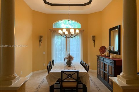 House in Miramar, Florida 5 bedrooms, 369.01 sq.m. № 2252615 - photo 4