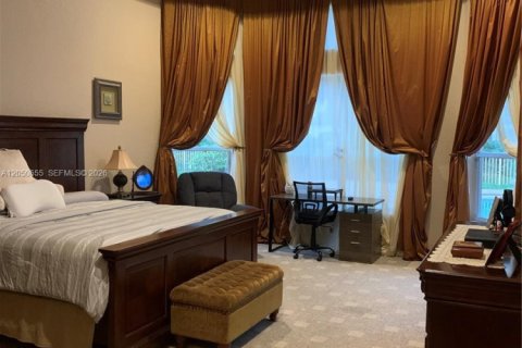 House in Miramar, Florida 5 bedrooms, 369.01 sq.m. № 2252615 - photo 15