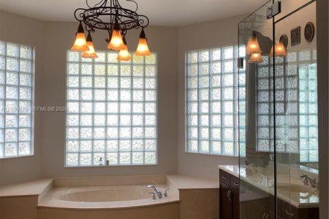 House in Miramar, Florida 5 bedrooms, 369.01 sq.m. № 2252615 - photo 17