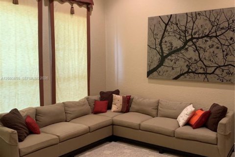 House in Miramar, Florida 5 bedrooms, 369.01 sq.m. № 2252615 - photo 13