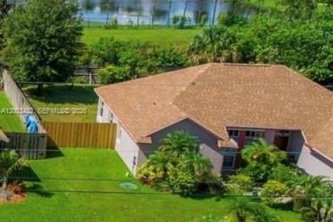 House in Port St. Lucie, Florida 3 bedrooms, 152.73 sq.m. № 2066631 - photo 2