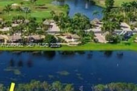 House in Port St. Lucie, Florida 3 bedrooms, 152.73 sq.m. № 2066631 - photo 3