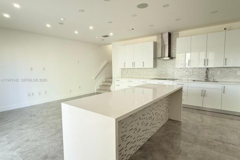 House in Doral, Florida 5 bedrooms, 221.01 sq.m. № 2001484 - photo 7