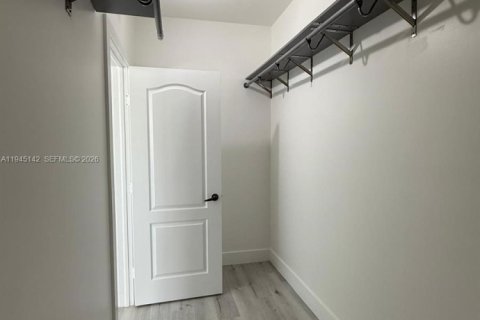 House in Doral, Florida 5 bedrooms, 221.01 sq.m. № 2001484 - photo 17