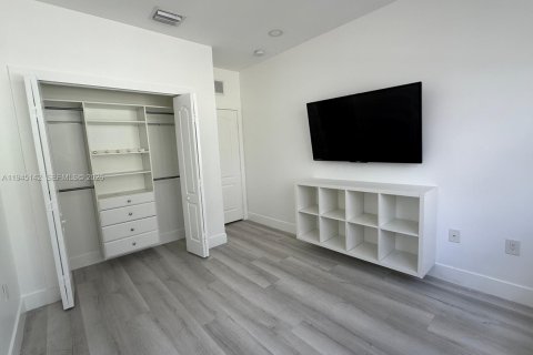 House in Doral, Florida 5 bedrooms, 221.01 sq.m. № 2001484 - photo 23