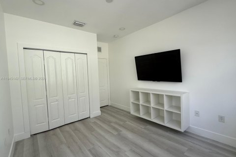 House in Doral, Florida 5 bedrooms, 221.01 sq.m. № 2001484 - photo 22