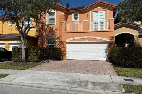 House in Doral, Florida 5 bedrooms, 221.01 sq.m. № 2001484 - photo 2