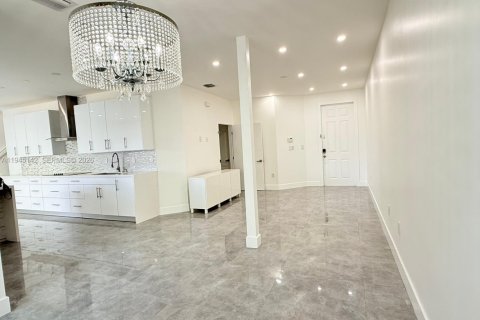 House in Doral, Florida 5 bedrooms, 221.01 sq.m. № 2001484 - photo 3