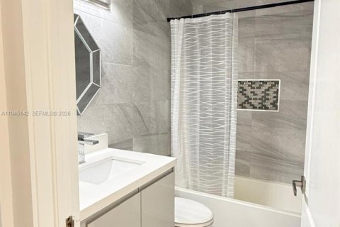 House in Doral, Florida 5 bedrooms, 221.01 sq.m. № 2001484 - photo 13