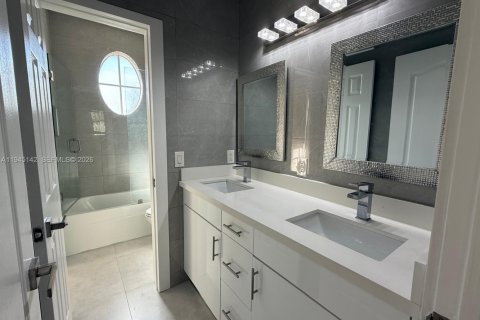 House in Doral, Florida 5 bedrooms, 221.01 sq.m. № 2001484 - photo 26