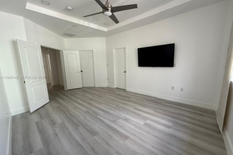 House in Doral, Florida 5 bedrooms, 221.01 sq.m. № 2001484 - photo 14