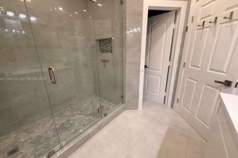 House in Doral, Florida 5 bedrooms, 221.01 sq.m. № 2001484 - photo 21