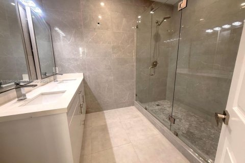 House in Doral, Florida 5 bedrooms, 221.01 sq.m. № 2001484 - photo 18