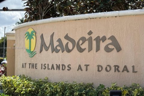 House in Doral, Florida 5 bedrooms, 221.01 sq.m. № 2001484