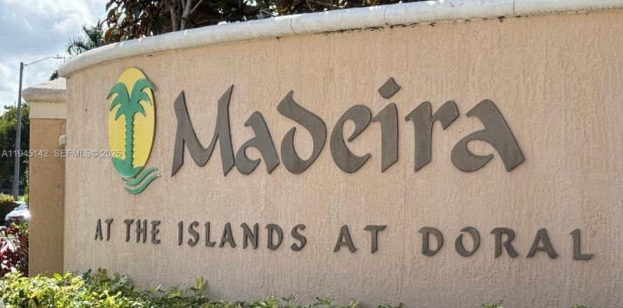 House in Doral, Florida 5 bedrooms, 221.01 sq.m. № 2001484