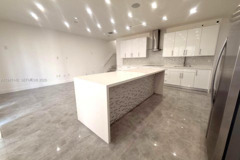 House in Doral, Florida 5 bedrooms, 221.01 sq.m. № 2001484 - photo 10