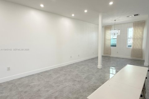 House in Doral, Florida 5 bedrooms, 221.01 sq.m. № 2001484 - photo 4