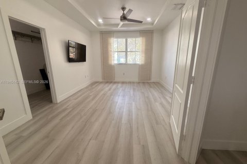 House in Doral, Florida 5 bedrooms, 221.01 sq.m. № 2001484 - photo 16