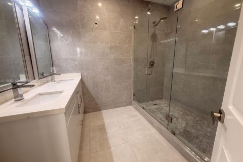 House in Doral, Florida 5 bedrooms, 221.01 sq.m. № 2001484 - photo 19