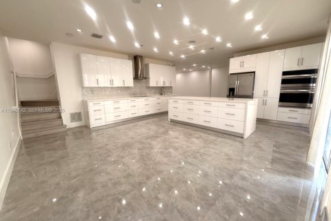 House in Doral, Florida 5 bedrooms, 221.01 sq.m. № 2001484 - photo 9