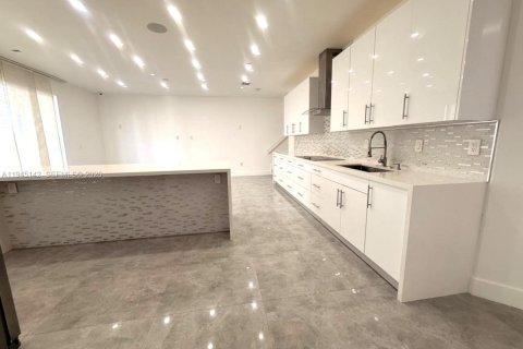 House in Doral, Florida 5 bedrooms, 221.01 sq.m. № 2001484 - photo 8