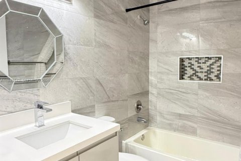 House in Doral, Florida 5 bedrooms, 221.01 sq.m. № 2001484 - photo 12