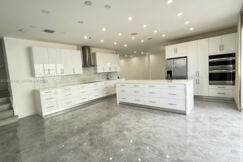 House in Doral, Florida 5 bedrooms, 221.01 sq.m. № 2001484 - photo 6