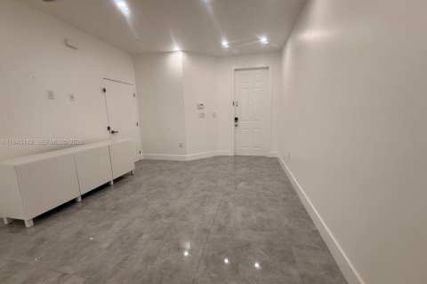 House in Doral, Florida 5 bedrooms, 221.01 sq.m. № 2001484 - photo 5