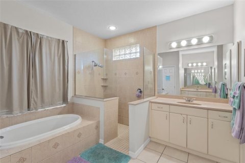 House in Bradenton, Florida 4 bedrooms, 200.02 sq.m. № 2206318 - photo 9