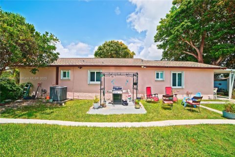 Casa en venta en Miami, Florida, 4 dormitorios, 153.38 m2 № 1774322 - foto 4